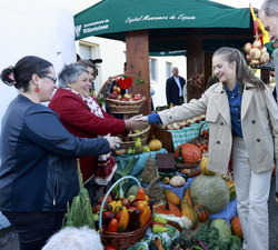 Su Majestad el Rey y Su Alteza Real la Princesa de Asturias durante su recorrido por el mercado agroalimentario